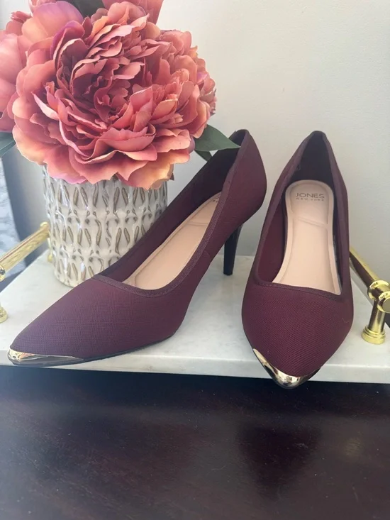 Jones New York Burgundy Pointed Toe Heels with Gold Toe Caps - Picture 1 of 6